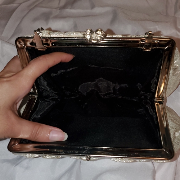 Vintage Style Metallic Small Purse with Chain and Metallic Gloves Set - Picture 5 of 16